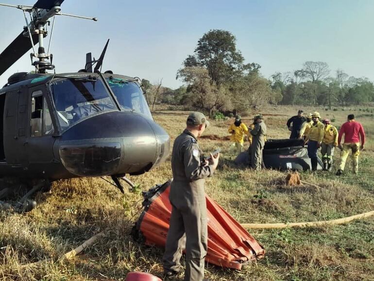 Bomberos Voluntarios combaten las llamas que se han tornado incontrolables en el Parque Nacional Cerro Corá.