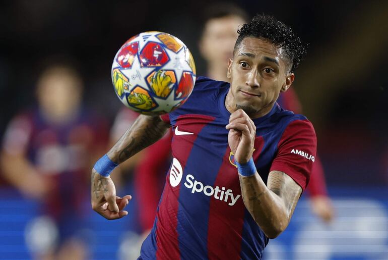 El jugador del FC Barcelona Raphinha controla el balón durante un partido por la Liga de Campeones contra el Napoli.