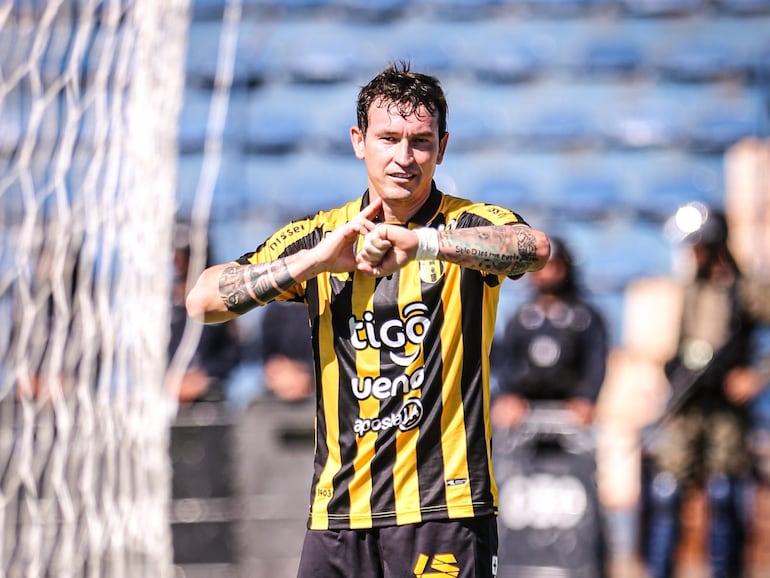 Fernando Fernández, futbolista de Guaraní, celebra un gol en el partido frente a 2 de Mayo por la tercera fecha del torneo Apertura 2025 del fútbol paraguayo en el estadio Río Parapití, en Pedro Juan Caballero, Paraguay.