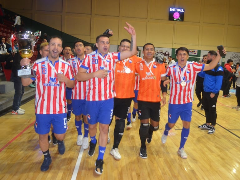 Los jugadores de la selección paraguaya celebran la conquista de la Copa del Mundo de Fútbol de Salón 2023 en el Gimnasio Municipal, en Tecate, México.