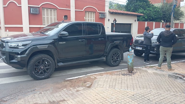 Las dos camionetas Toyota Hilux, la original y la clonada, en el lugar del procedimiento en barrio Obrero de Asunción.