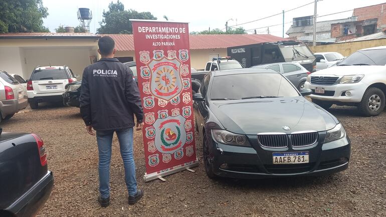 Los investigadores incautaron un automóvil BMW que estaría vinculado a dos asaltos. 