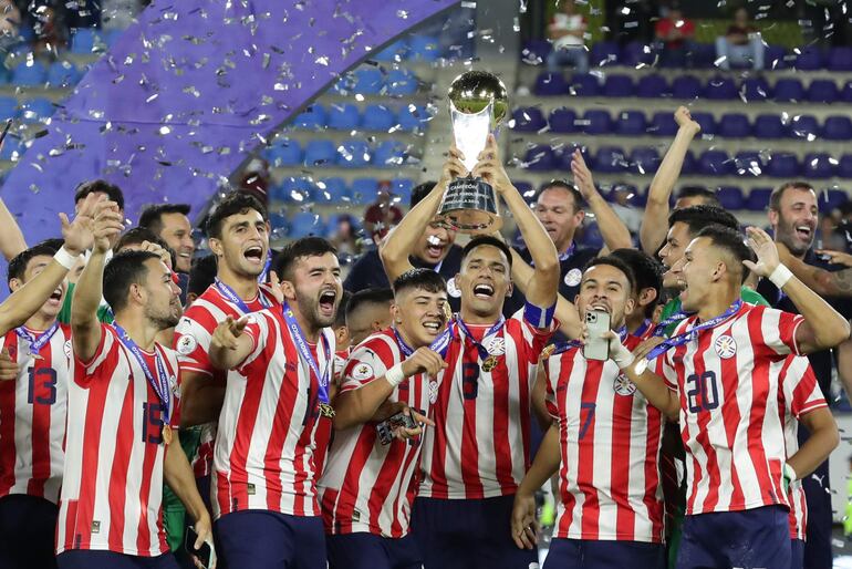 Los jugadores de Paraguay celebran la clasificación a Los Juegos Olímpicos París 2024 y la consagración de campeón del Preolímpico 2024 en el estadio Nacional Brígido Iriarte, en Caracas, Venezuela.
