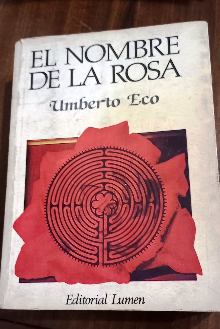 "Hay, en la novela de Eco, al menos tres tramas entrelazadas..."