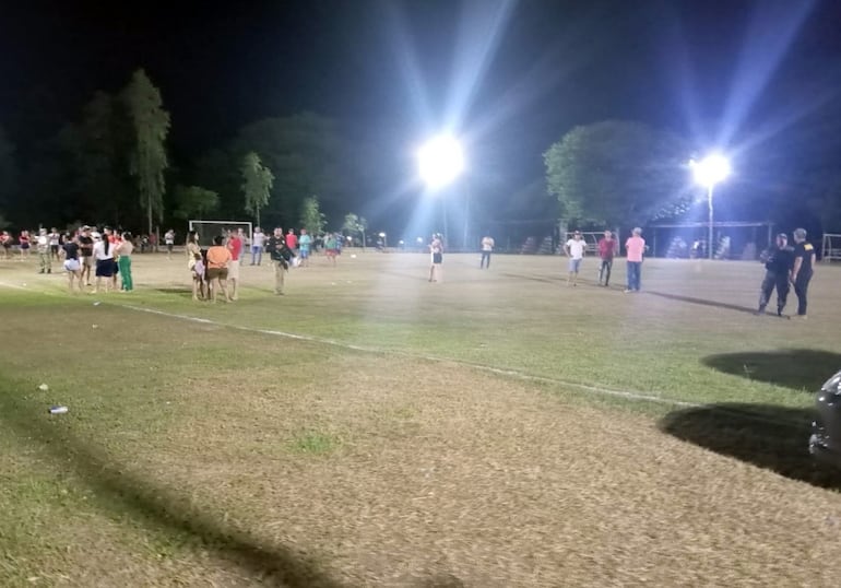 El confuso tiroteo se registró mientras se disputaba un encuentro de fútbol, con la presencia de hombres, mujeres y niños. El hecho de violencia generó el pánico en todos los presentes en el sitio.