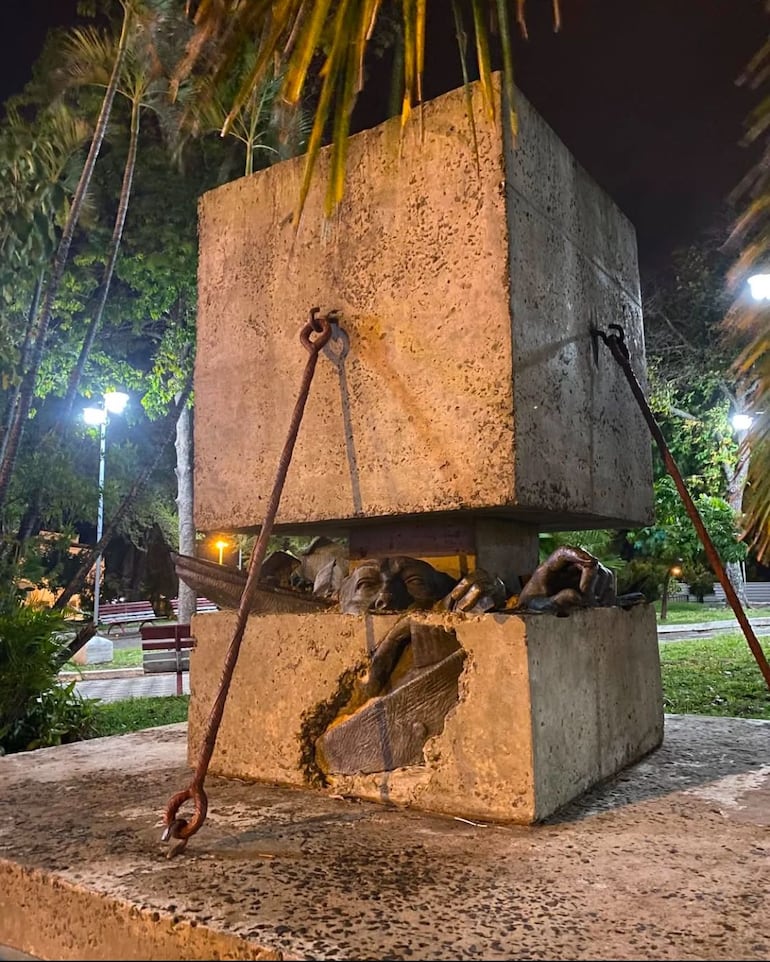 Emblemática obra de Carlos Colombino en la Plaza de los Desaparecidos.