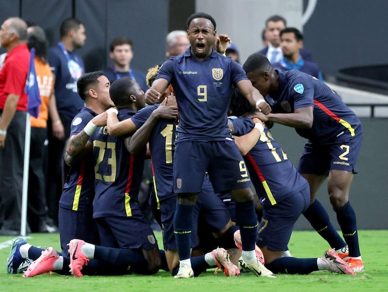 Los jugadores de la selección de Ecuador festejan un gol en el partido frente a Jamaica por la segunda fecha del Grupo B de la Copa América 2024 en el Allegiant Stadium, en Las Vegas, Nevada.