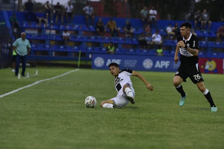 Óscar Ruíz, de Tacuary, junto a Junior Barreto, jugador de Olimpia.