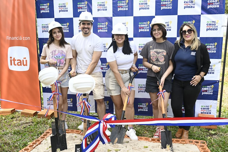 Una feliz familia que ya apostó al proyecto inmobiliario de Mi Casa con Plaza.