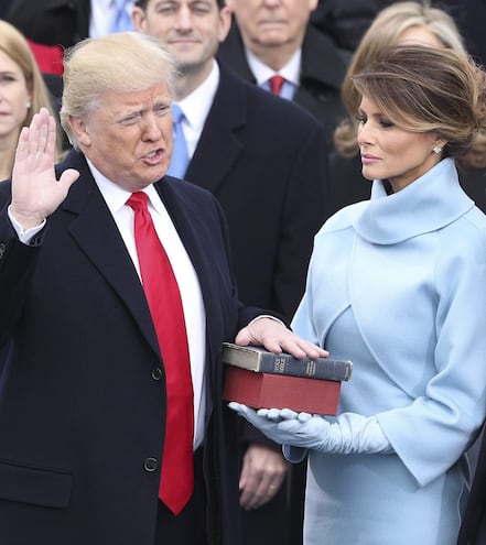 Fotografía de archivo del 20 de enero de 2017 del presidente electo de Estados Unidos, Donald Trump (i), juramentando como presidente número 45 de la historia de Estados Unidos sobre dos Biblias, una de su propiedad y otra que usó Abraham Lincoln en su primera toma de posesión, en el Capitolio, en Washington (Estados Unidos).