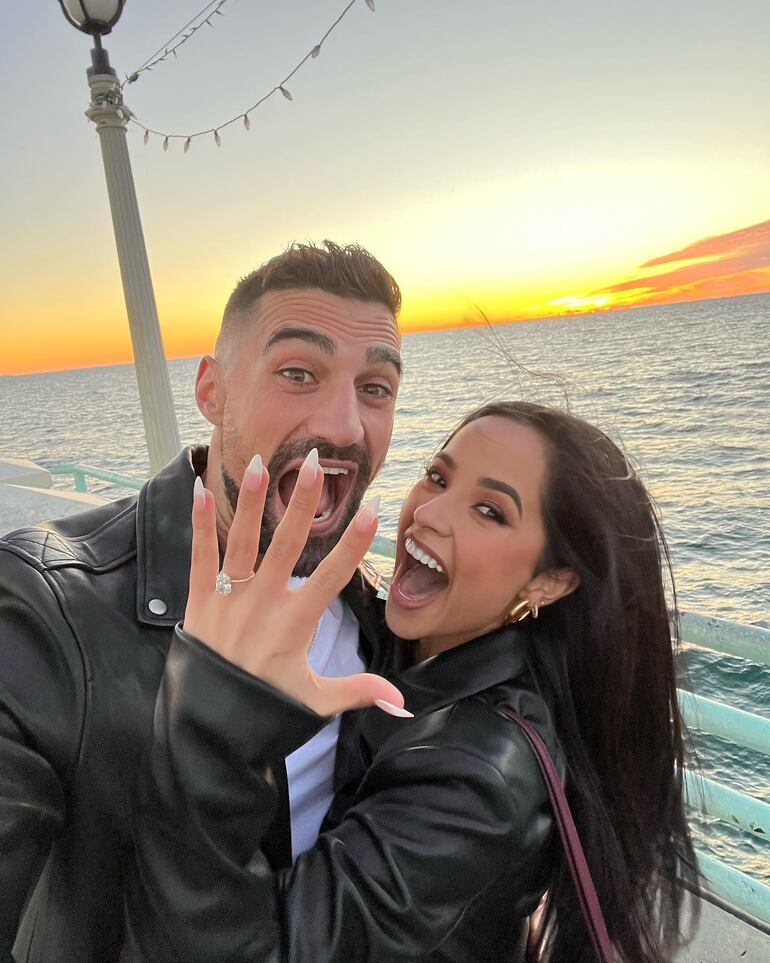 ¡Felices! Sebastián Lletget y Becky G, ya comprometidos.