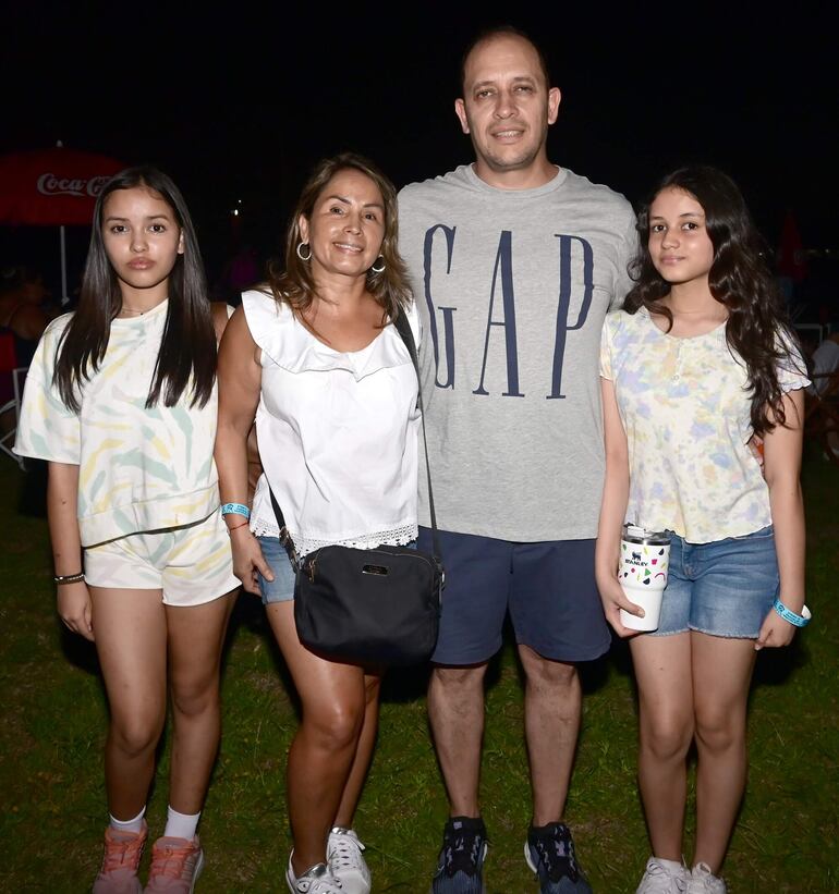 Fabián Añazco y Dalila Benítez con las niñas Lucía y Belén Añazco.