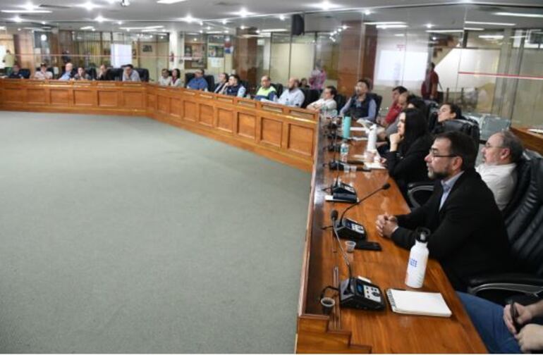 Participantes de la presentación del proyecto de ordenanza relacionado a frigoríficos de Tablada Nueva en la Junta Municipal. (gentileza).