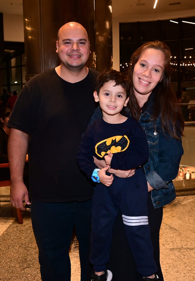 Alfredo Llamosas, Fabrizio Llamosas y Marcia Núñez.