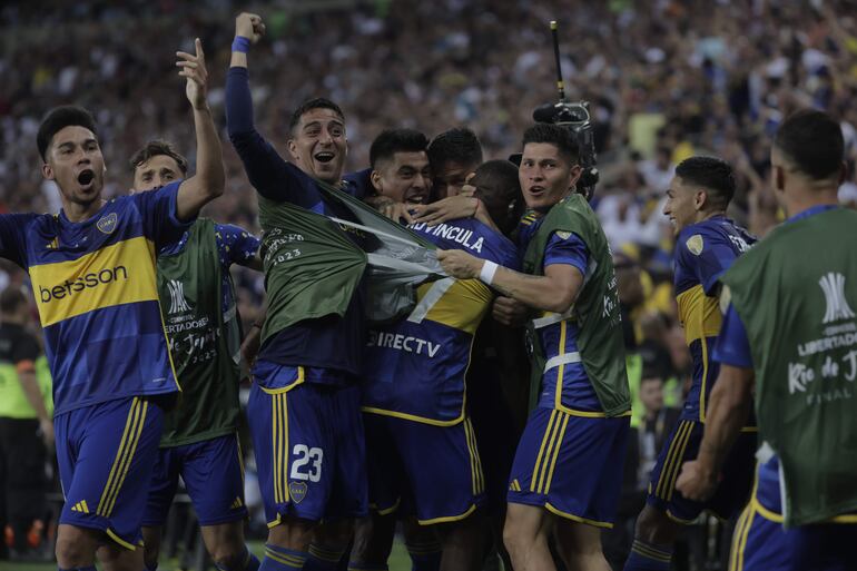 Jugadores de  Boca celebran un gol hoy, en un partido de la final de la Copa Libertadores entre  Boca Juniors y Fluminense en el estadio de Maracaná, en Rio de Janeiro (Brasil). 