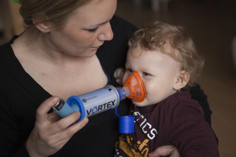 Una de las dificultades para el diagnóstico del asma en los bebés y lo niños pequeños es que no es muy fácil medir la función pulmonar en los pequeños.