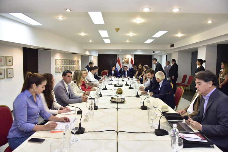 Reunión convocada por el canciller nacional, Rubén Ramírez Lezcano, con el presidente de la Cámara de Diputados y los directivos y representantes de los gremios de la producción agropecuaria.