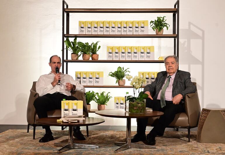 Jorge Mendelzon y Enrique Bendaña ofrecieron una charla abierta en el lanzamiento del libro "La sabiduría del dolor", en el Centro de Convenciones Mariscal.