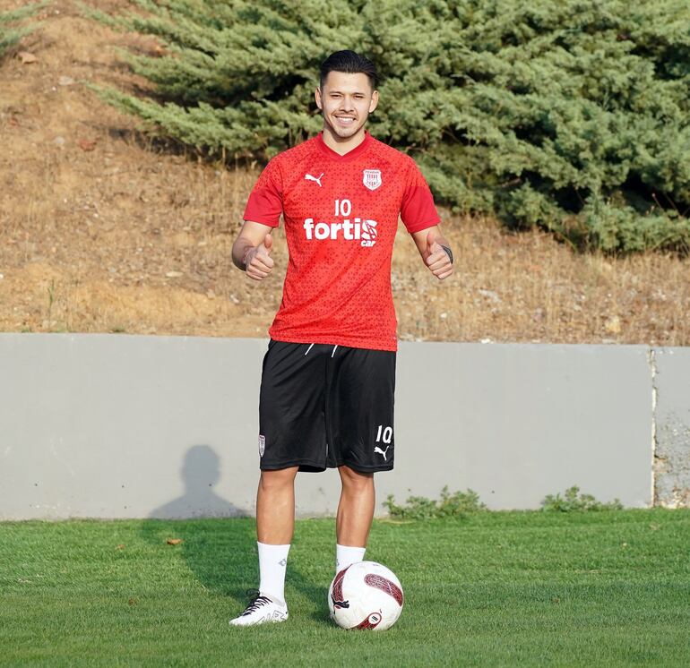 Óscar Romero durante la práctica de ayer con el equipo de Pendikspor.