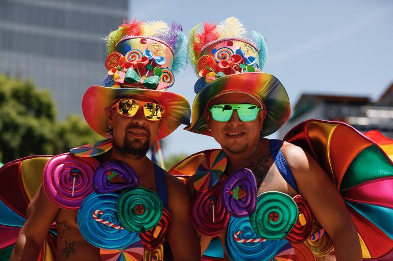La marcha del Orgullo LGBT regresó a Ciudad de México con más fuerza que nunca tras la pandemia de covid-19, pero en medio de un aumento de los crímenes de odio, críticas contra la corporativización del evento y las campañas presidenciales de 2024. 