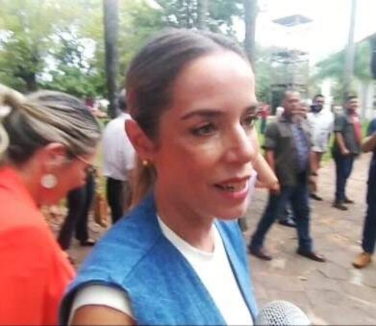 La Primera Dama Leticia Ocampos, durante su visita al templo de Yaguarón.