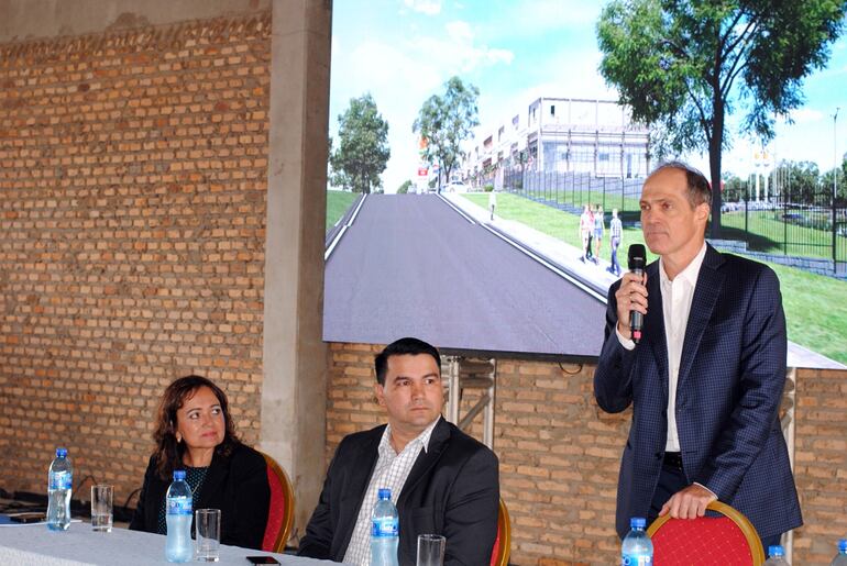 Blanca Aveiro, gerente general del Mercado  Abasto Norte; Diego Ríos, intendente de Minga Guazú, y Jorge Mendelzon, director de Abasto SA.