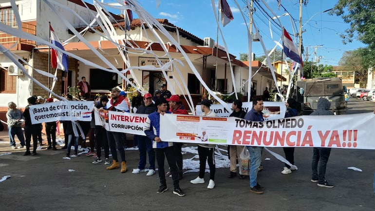 Ciudadanos de Ñemby se manifestaron hoy apoyando la intervención y pidiendo la renuncia del intendente.