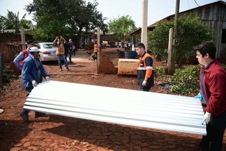 Los pobladores de Santa Rota y Santa Rosa del Monday afectados por el temporal recibieron chapas.