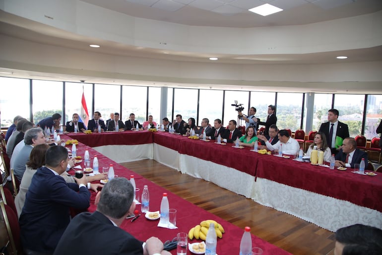 El presidente electo Santiago Peña y el vicepresidente Pedro Alliana se reunieron con la Mesa Directiva del Senado.