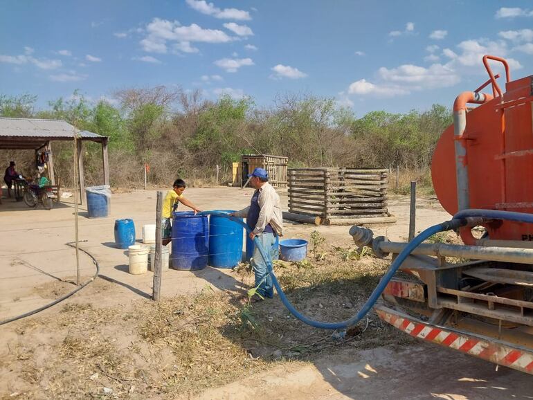 El acarreo de agua es insuficiente, por lo que las personas pasan penurias a la hora de conseguir algo del vital liquido.