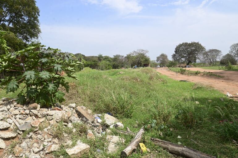 El terreno en Lambaré, sería de gran valor, por ubicarse al lado del Yacht y Golf Club y tener salida al río.