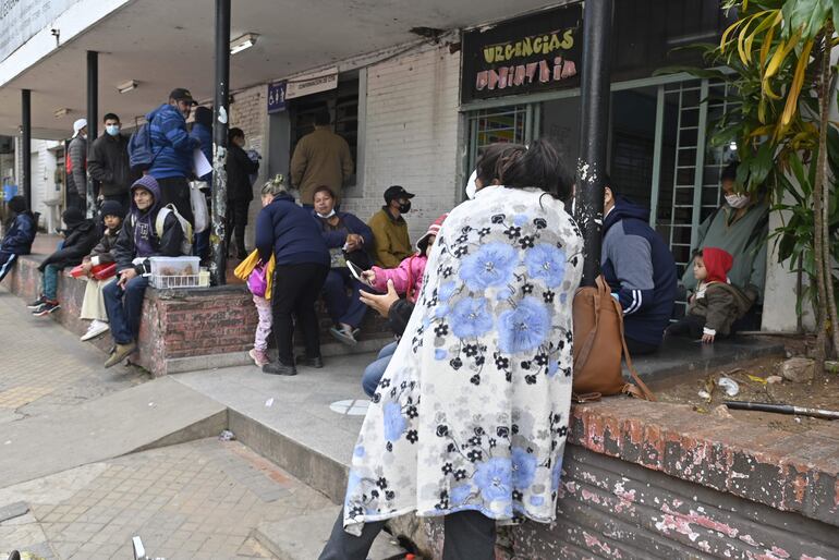 Una mujer cubierta por su colcha, espera atención médica.