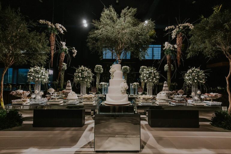 La fiesta de bodas fue decorada con arreglos de flores naturales por Armando Teme.