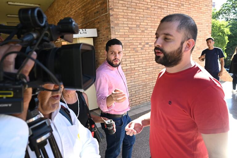 El hombre que trató de impedir que trabajadores de prensa realicen su trabajo, según deunciaron.