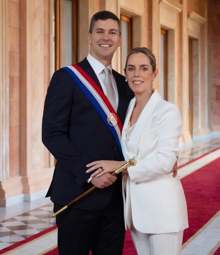 Santiago Peña y Leticia Ocampos en la fotografía oficial para las instituciones públicas. En la misma, la primera dama luce un traje de dos piezas en blanco. 