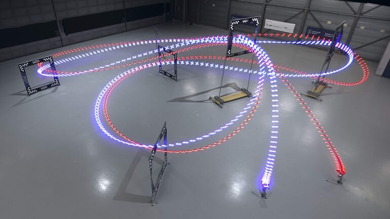 Imagen del recorrido de una de las carreras de drones entre una inteligencia artificial (trazo azul) y un piloto profesional humano (trazo rojo). El equipo coordinado por Elia Kaufmann de la Universidad de Zúrich (Suiza) diseñó un sistema autónomo capaz de competir con vehículos físicos al nivel de los campeones del mundo humanos.