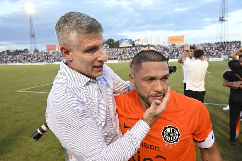 El argentino Martín Palermo, entrenador de Olimpia, celebra con Richard Ortiz la coronación de campeón del torneo Clausura 2024 del fútbol paraguayo al finalizar el partido frente a 2 de Mayo en el estadio Río Parapití, en Pedro Juan Caballero, Paraguay.