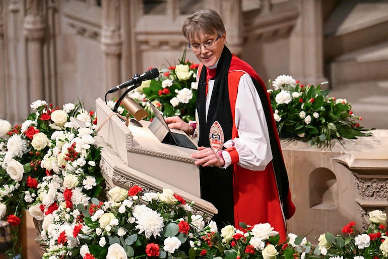 La obispa episcopaliana Mariann Edgar Budde, durante la ceremonia oficial tras la asunción de Donald Trump. Pidió compasión con los migrantes y niños trans, lo cual desagradó al nuevo presidente de Estados Unidos. 