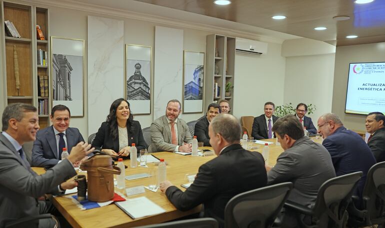 Reunión de la Mesa Energética Nacional entre varias autoridades del Ejecutivo, entre ellas el presidente Santiago Peña.