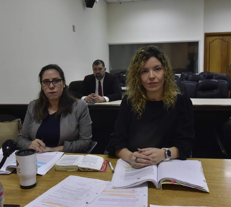 Natalia Silva (der.) y Claudia Aguilera, agentes que representan al Ministerio Público en el juicio oral a Díaz Verón y su esposa.