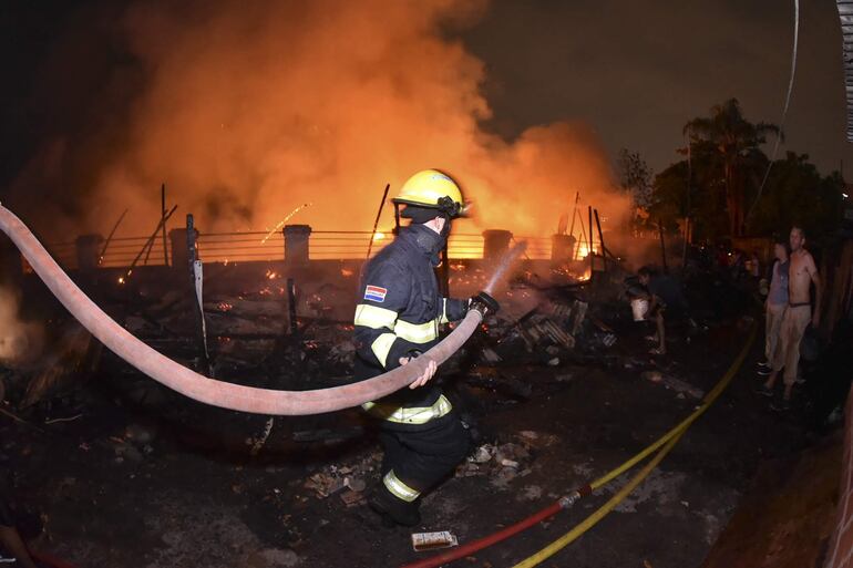 Incendio de gran magnitud en la Chacarita.