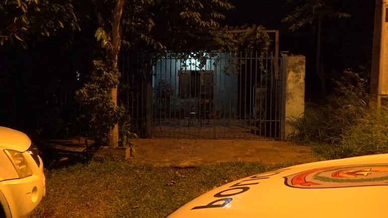 Agente Lince falleció en un inquilinato —en la imagen la fachada de la vivienda— ubicado en el barrio Isla Bogado de Luque.