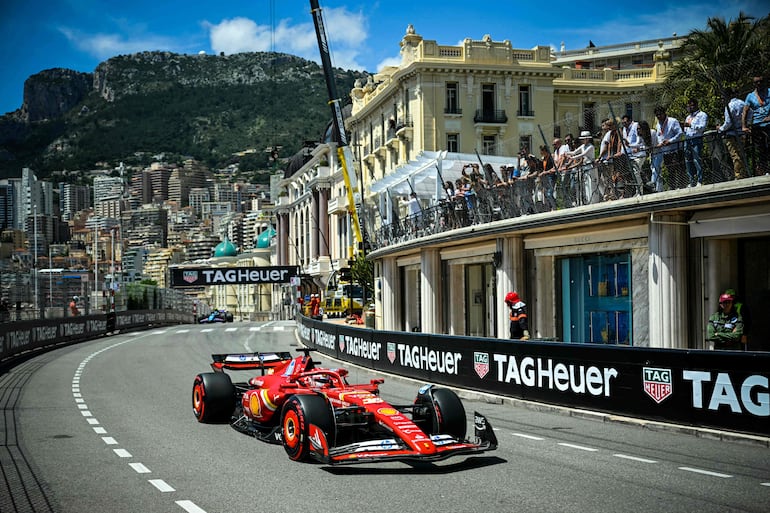 El Ferrari del piloto monegasco Charles Leclerc en la sesión de ensayo libre del Gran Premio de Mónaco, la octava fecha del Mundial 2024 de la Fórmula 1, en el circuito callejero de Mónaco.