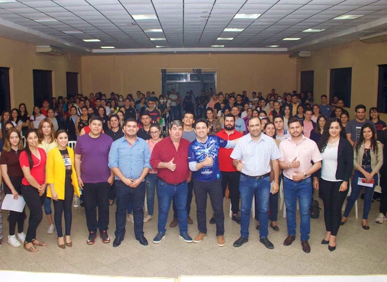 Politizan entrega de becas universitarias de la Secretaría Nacional de la Juventud (SNJ).