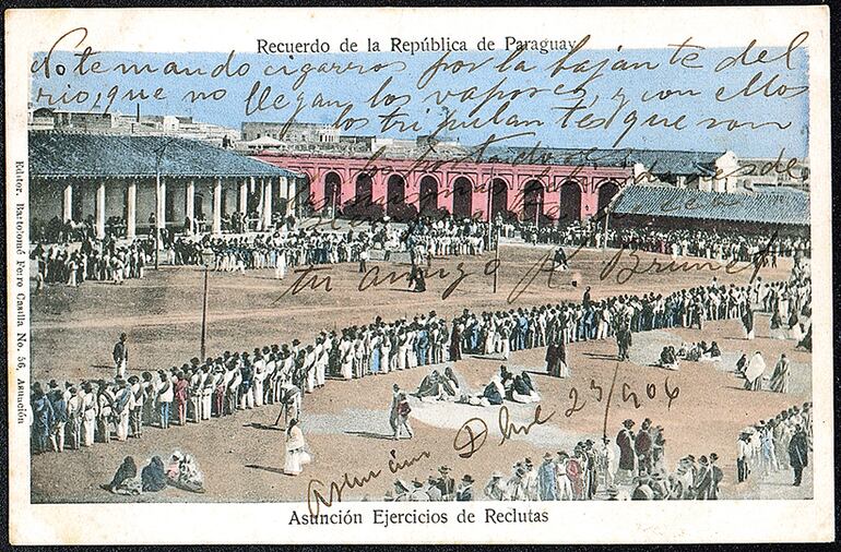 Edificios protagonistas del mayo de 1811, en un día de celebraciones. A la derecha, el cuartel de Infantería y, a la izquierda, la Casa de los Gobernadores. Ambos demolidos en las primeras décadas del siglo XX.