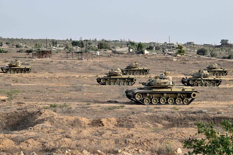 Tanques egipcios desplegados cerca de la frontera con Gaza, en la península de Sinaí, el pasado 4 de julio.