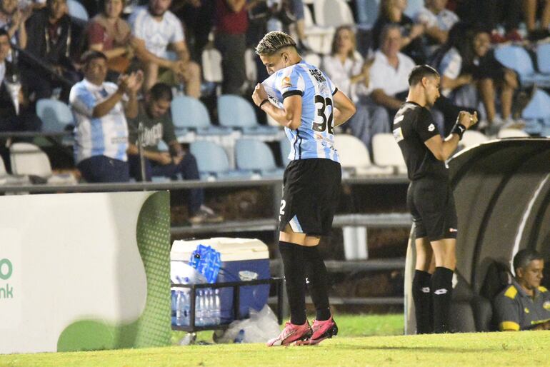 Jesús Cáceres, jugador de Guaireña, festeja un gol en el partido frente a Deportivo Recoleta por la undécima fecha de la División Intermedia 2024 en el estadio Parque del Guairá, en VIllarrica.