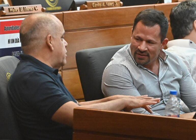 Ulises Quintana (der.), exdiputado colorado, junto al actual senador cartista Basilio "Bachi" Núñez.