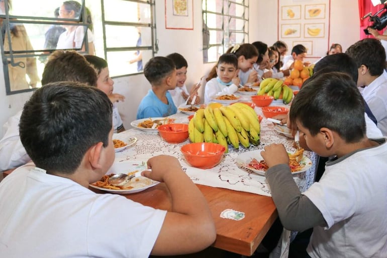 Un total de 5 instituciones educativas recibirán el almuerzo escolar en los distritos de Caapucú, Ybycuí y Mbuyapey.