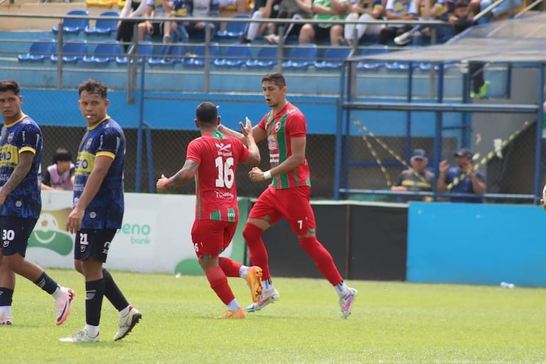 Estiven Pérez celebra su gol en compañía de Rodrigo Jesús López. (Foto: Atlético Tembetary)